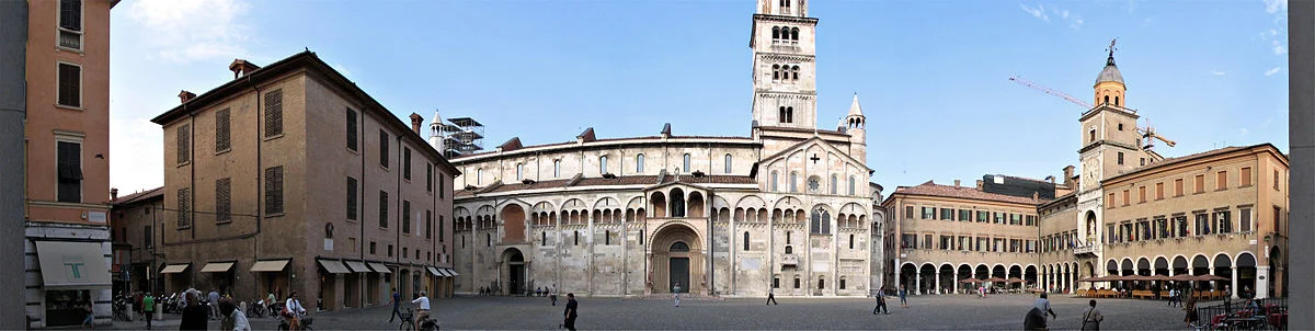 1200px-Modena_Piazza_Grande