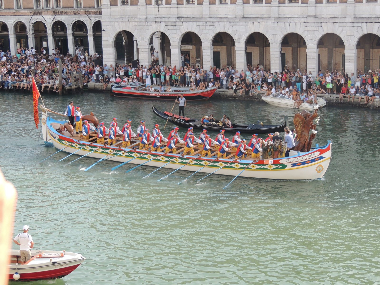 period costumes are worn in all the gondolas