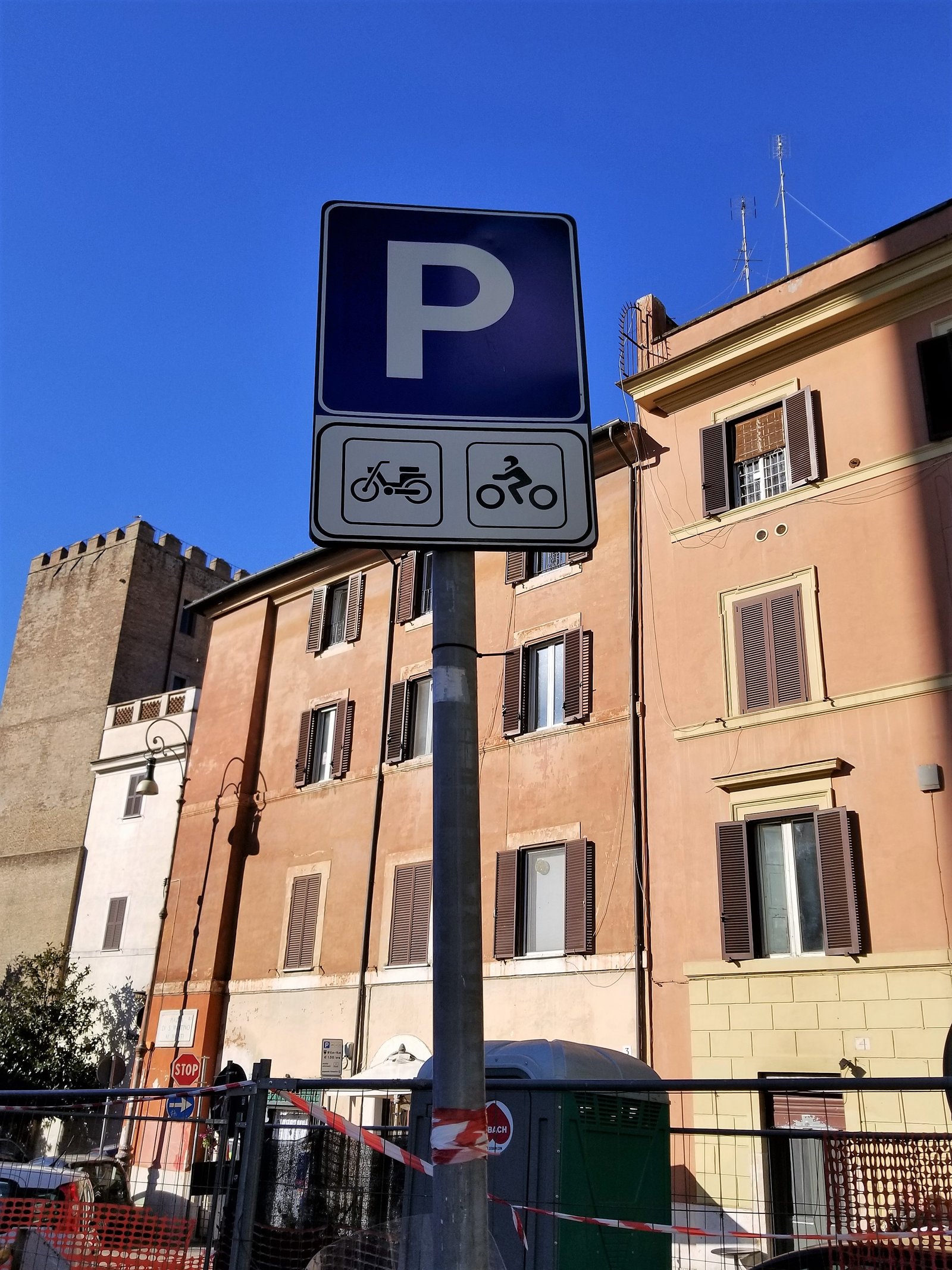 Parking sign in Rome, Italy. ouritalianjourney.com