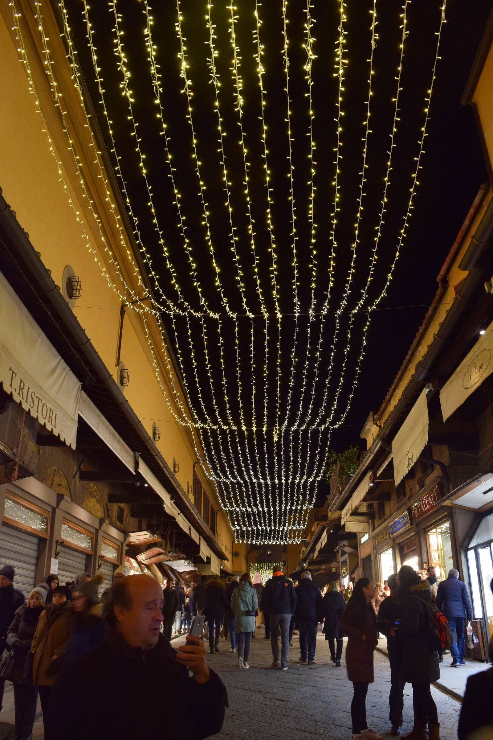 christmas lights in Florence, Italy. ouritalianjourney.com