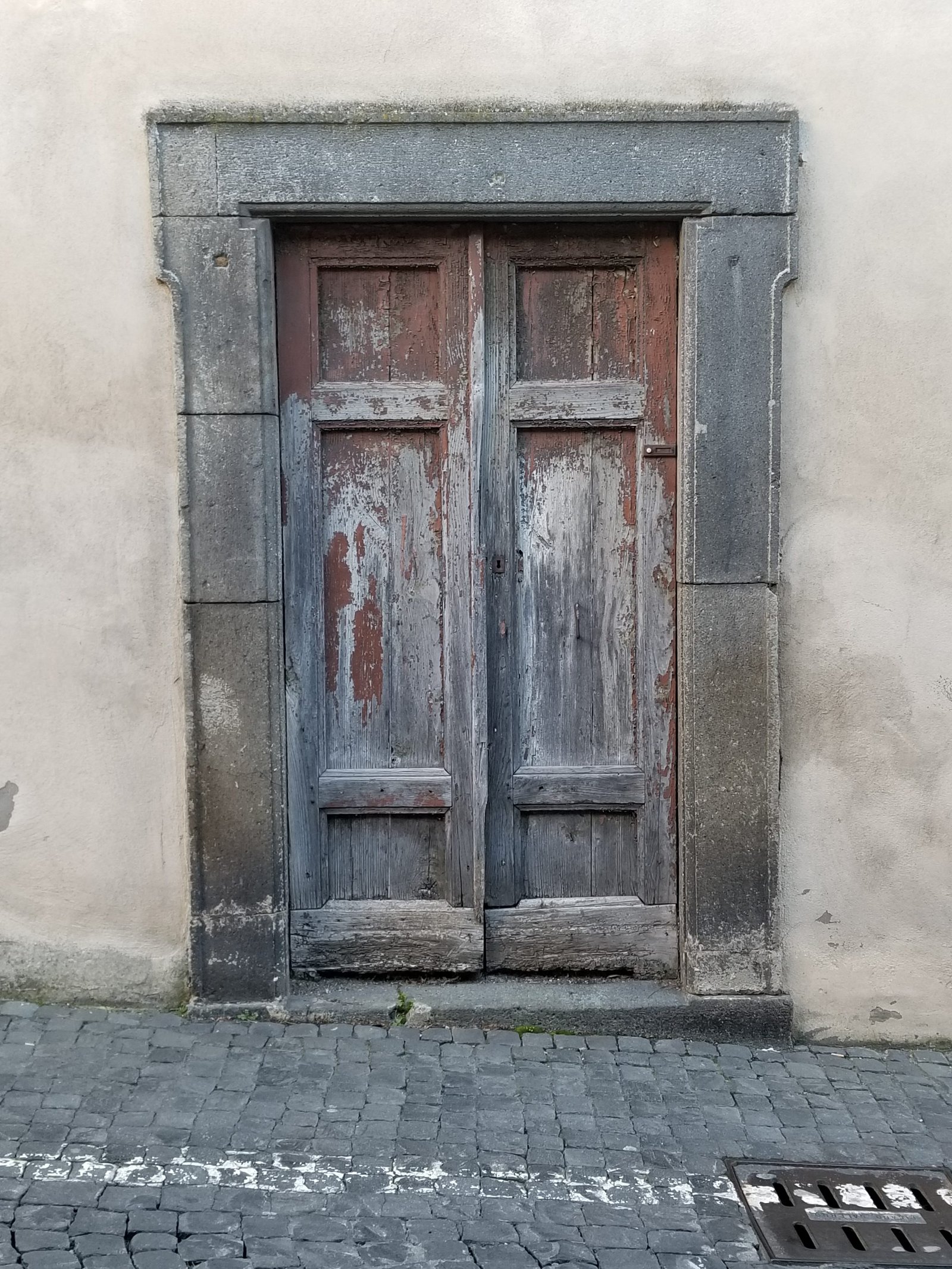 wooden doors, Discover the old Etruscan city and its hidden treasures in Orvieto, ouritalianjourney.com