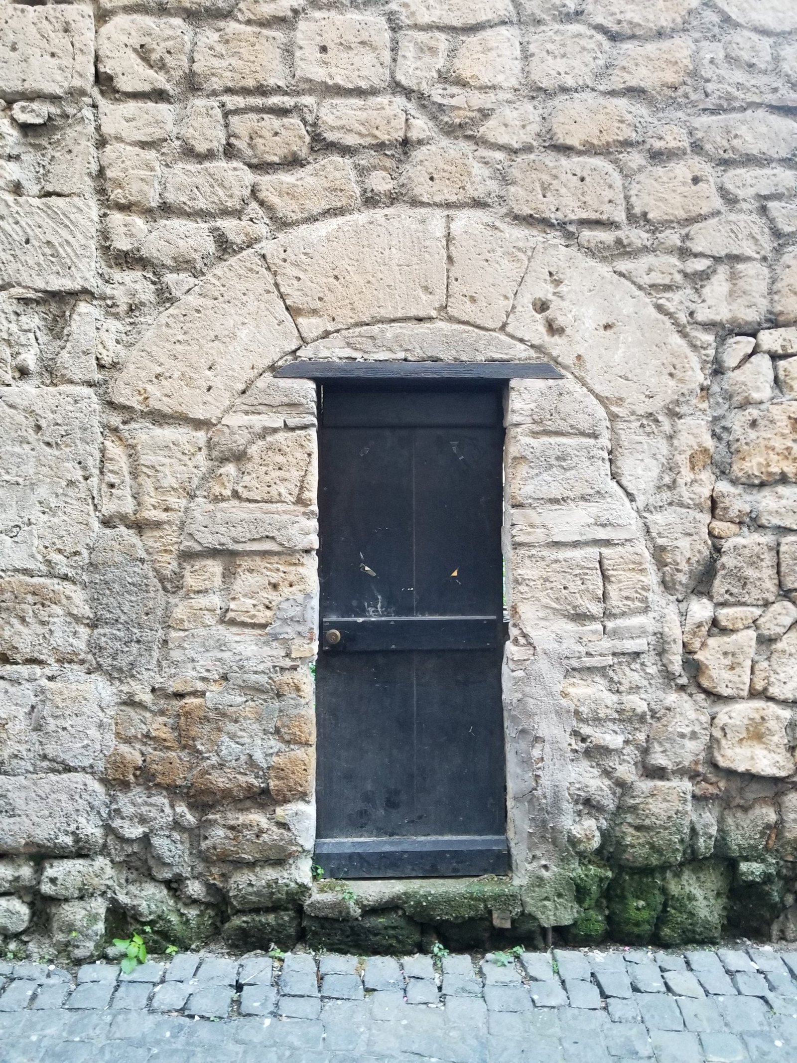 wooden doors, Discover the old Etruscan city and its hidden treasures in Orvieto, ouritalianjourney.com