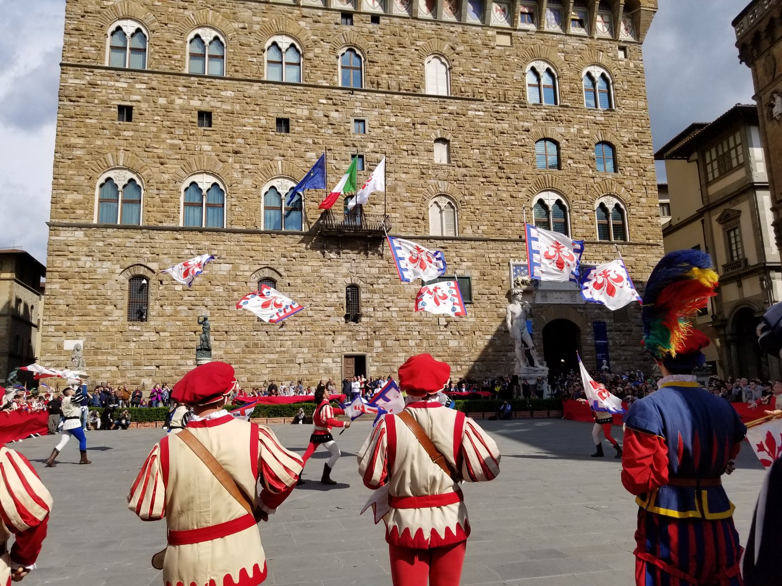 throwing of the flags, medieval tradition, ouritalianjourney.com