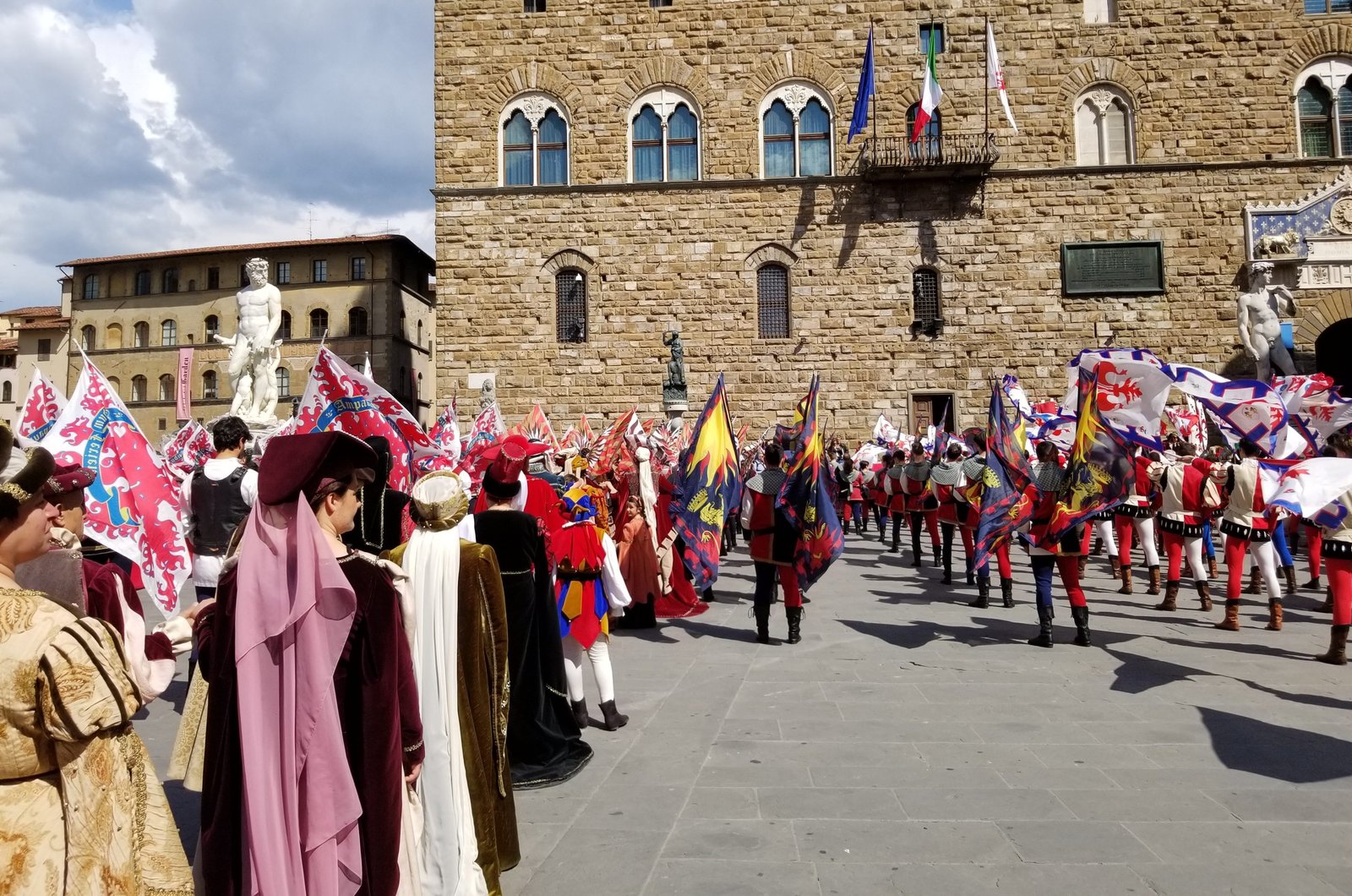 The Bandierai of the Uffizi in Florence, Italy are the ones that throw the flag in ceremonies, medieval event, https://ouritalianjourney.com, https://ouritalianjourney.com/bandierai-uffizi-florence