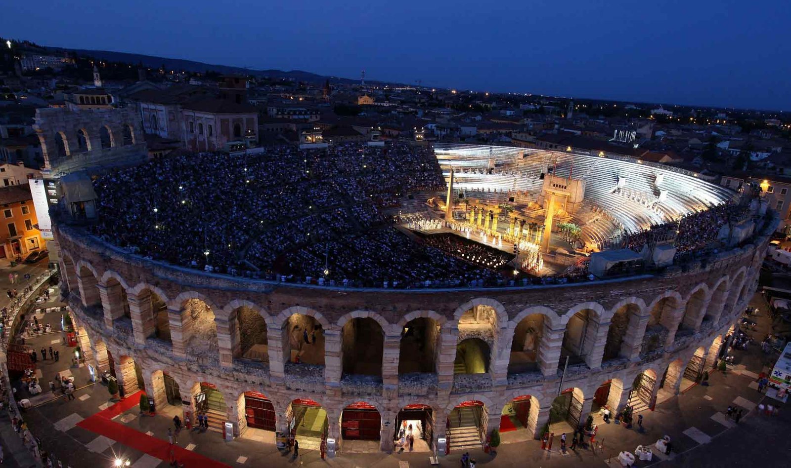 La Traviata opera by Giuseppe Verdi in Arena di Verona. Enjoy beautiful photos and video of the end of the performance. ouritalianjourney.com