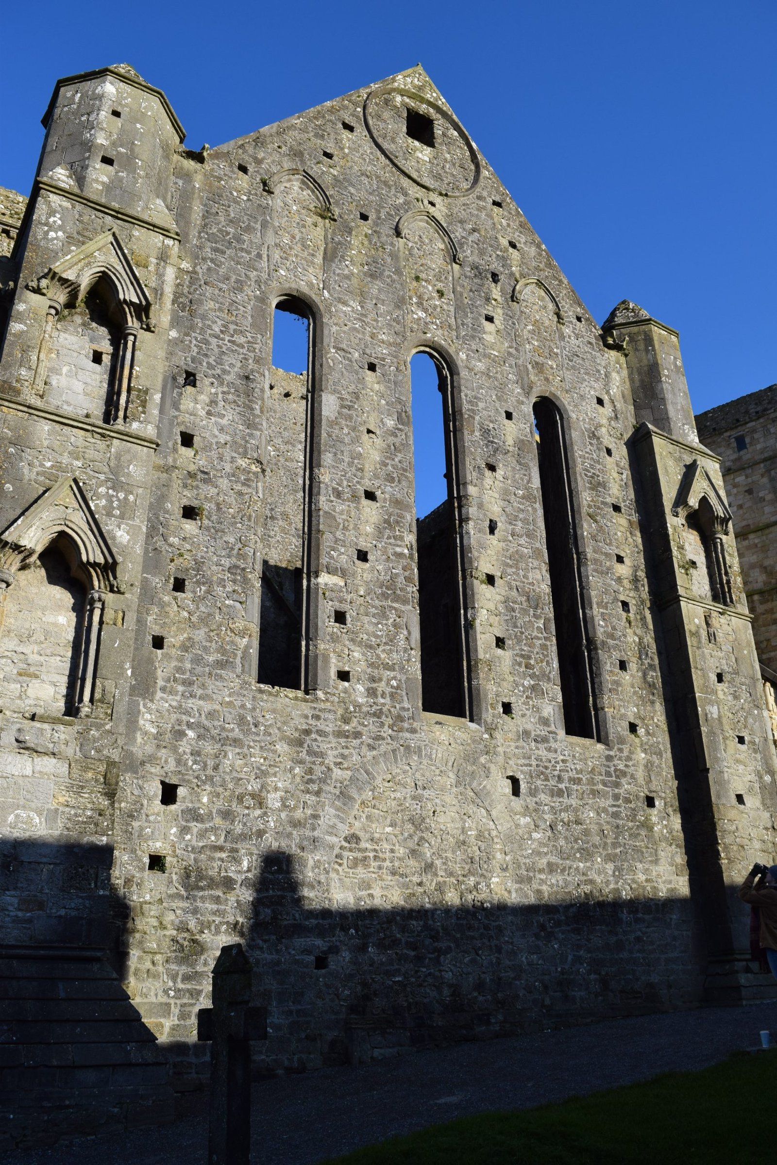 The Rock of Cashel in Ireland is historic and a must see, https://ouritalianjourney.com/rock-of-cashel-castle-ireland