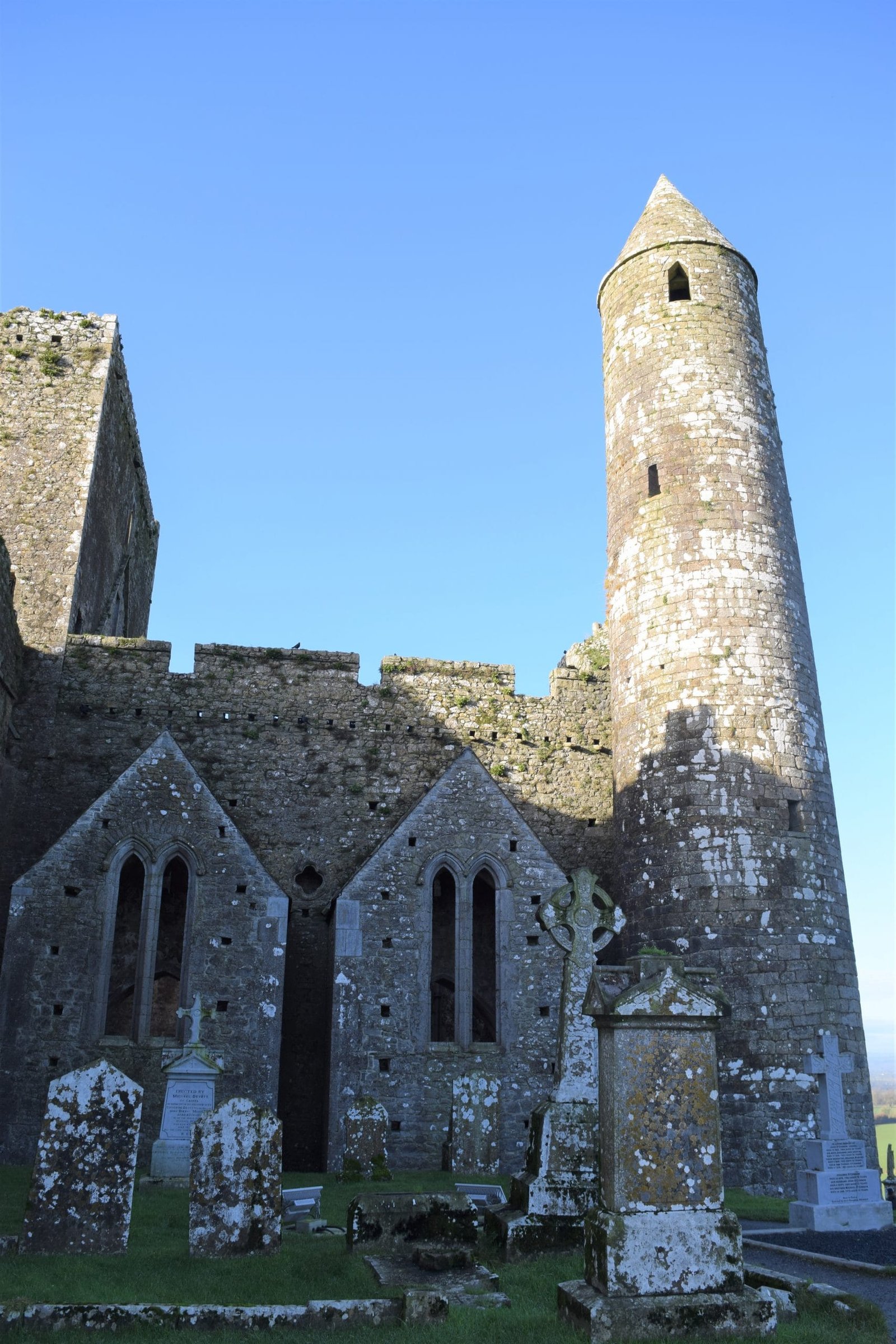 The Rock of Cashel in Ireland is historic and a must see, https://ouritalianjourney.com/rock-of-cashel-castle-ireland