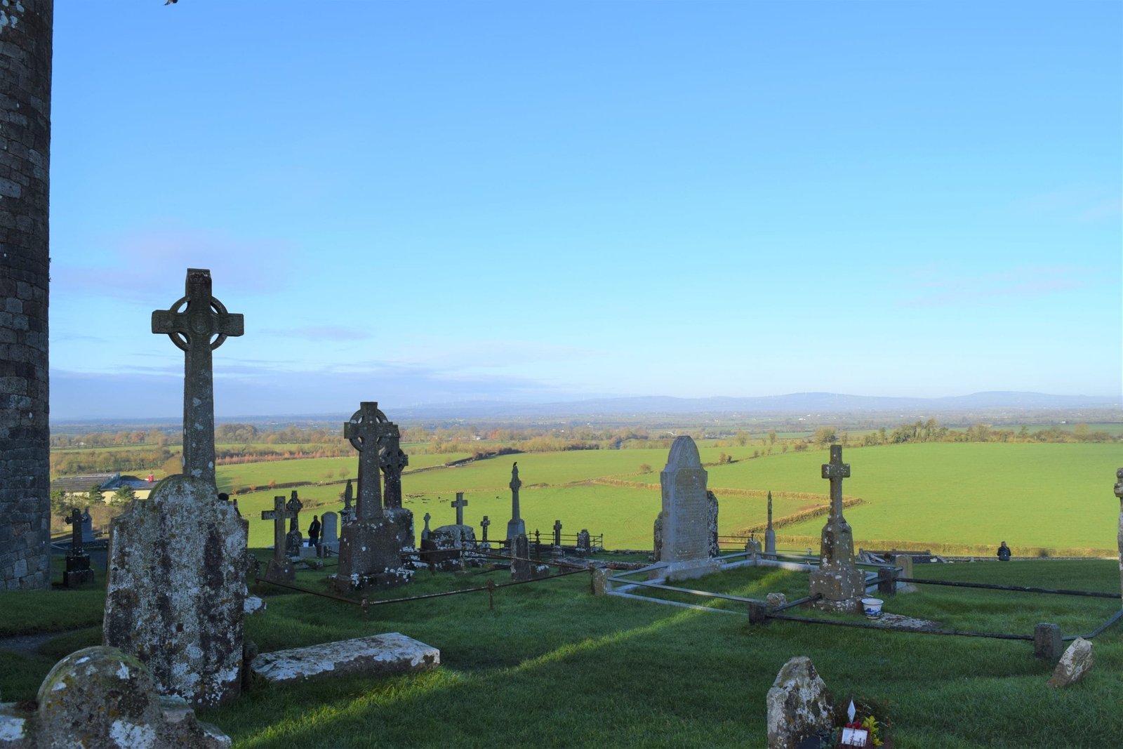 The Rock of Cashel in Ireland is historic and a must see, https://ouritalianjourney.com/rock-of-cashel-castle-ireland