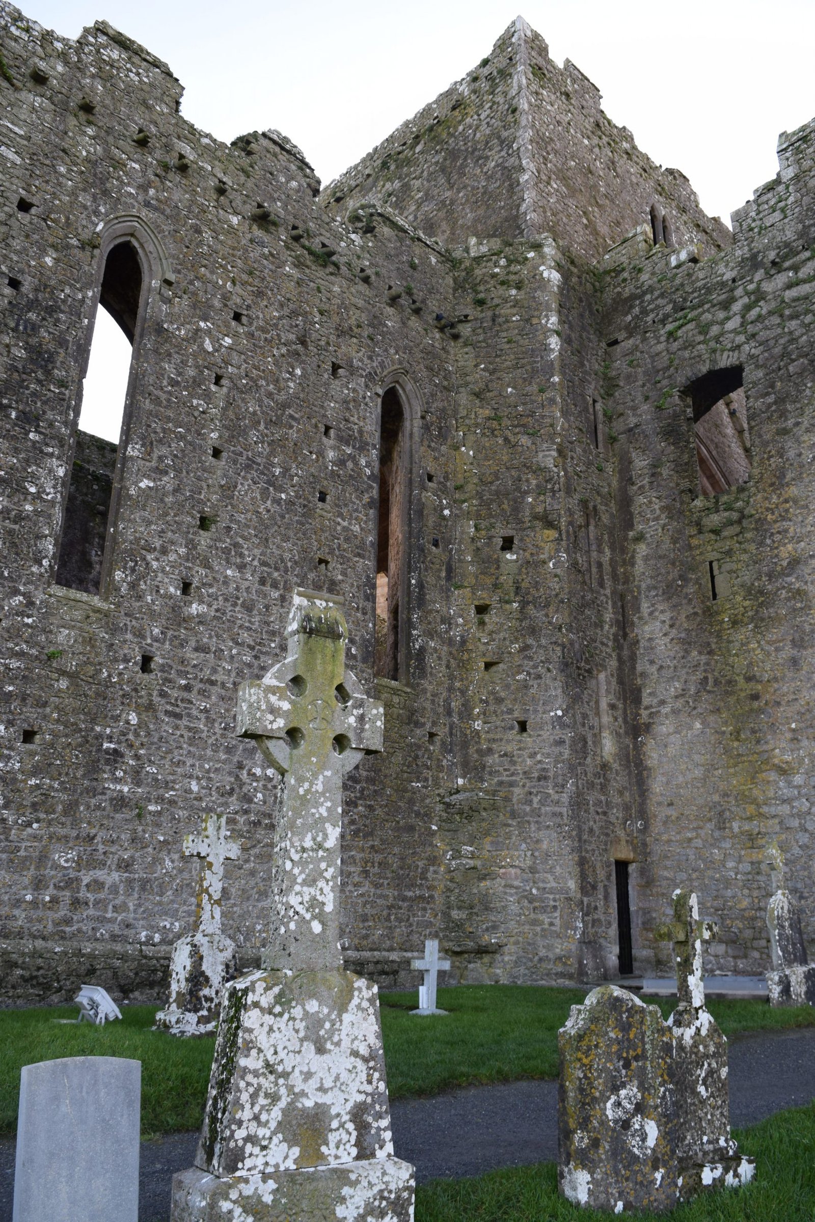 The Rock of Cashel in Ireland is historic and a must see, https://ouritalianjourney.com/rock-of-cashel-castle-ireland