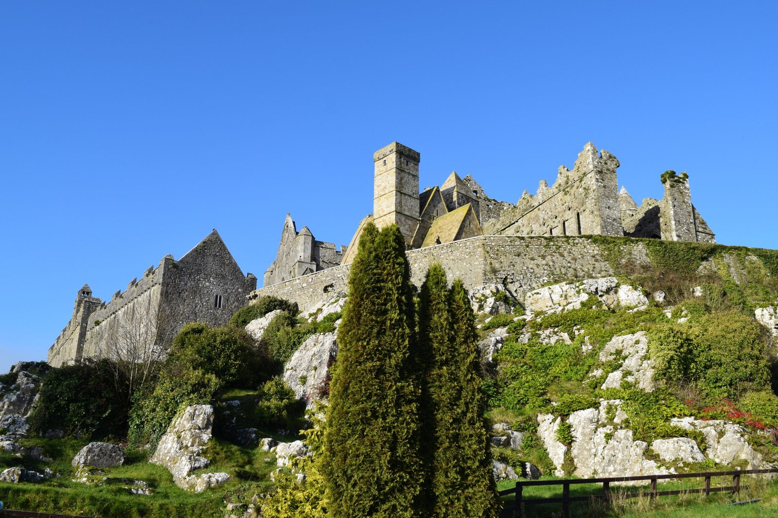 The Rock of Cashel in Ireland is historic and a must see, https://ouritalianjourney.com/rock-of-cashel-castle-ireland