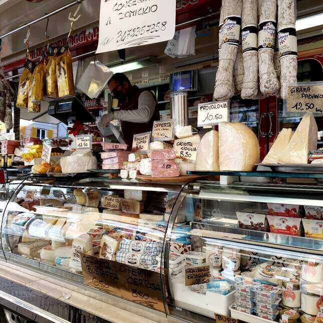 Market in Chiaveri, Italy, Marilyn Ricci's town, ouritalianjourney.com