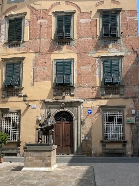 Giacomo Puccini statue in Lucca - ouritalianjourney.com