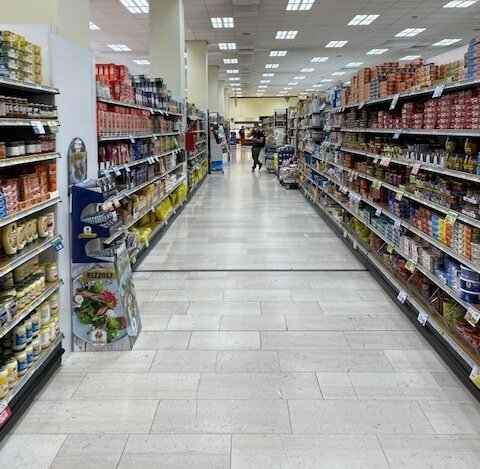 wide aisles where we grocery shop in Lucca, Italy - ouritalianjourney.com