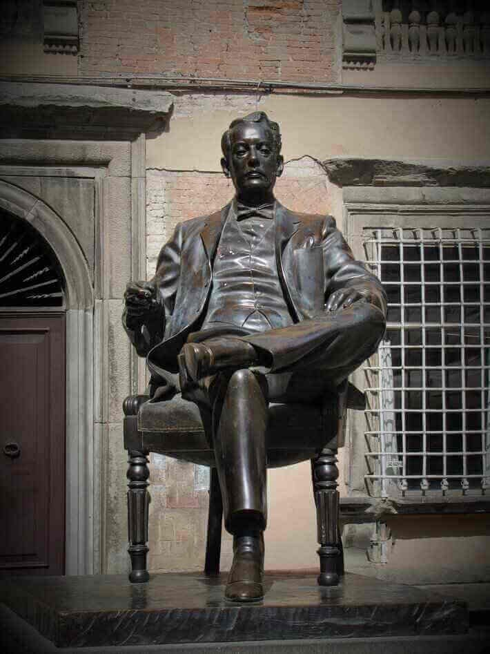 Puccini statue in piazza in Lucca - ouritalianjourney.com